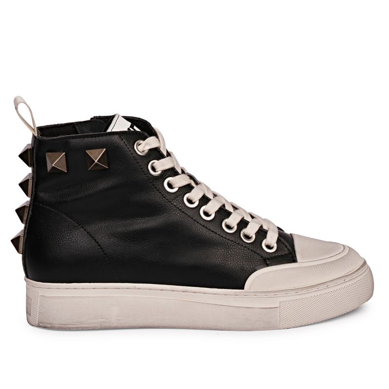 Sneaker with laces mid studs riuber toe leather Black